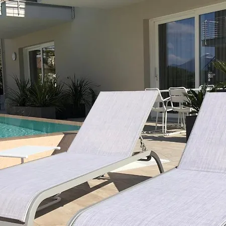 *central Lakeside Apt*swimming Pool & Free Parking Apartment *